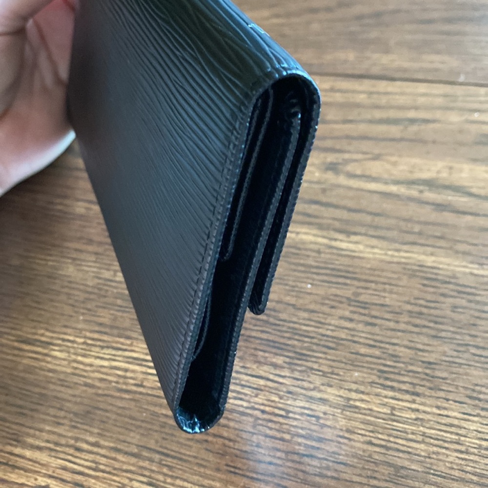 Authentic Louis Vuitton black epi wallet. Gently used no wear - Picture 3 of 8
